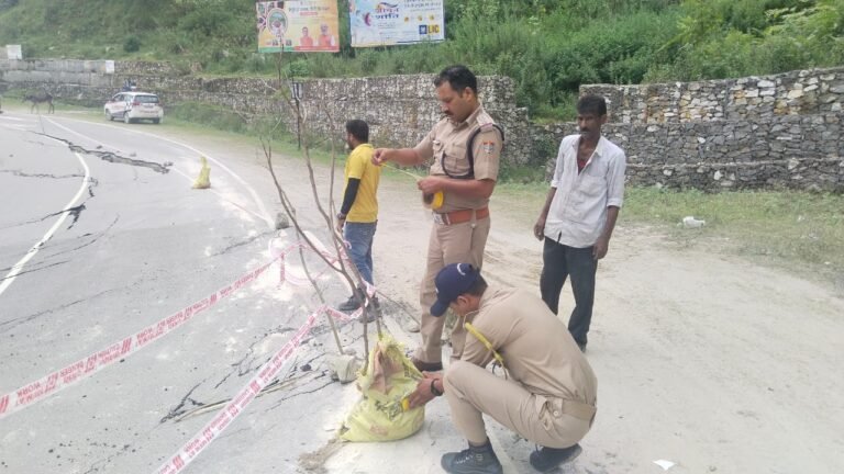 बदरीनाथ हाईवे पर मैठाणा के पास हुआ भूधंसाव, पुलिस ने लगाये रिफ्लेक्टर टेप