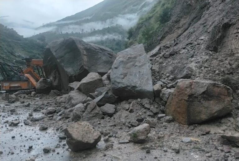 बदरीनाथ हाईवे पांच स्थानों पर मलवा आने से बाधित, 40 से अधिक लिंक मोटर मार्ग भी बाधित