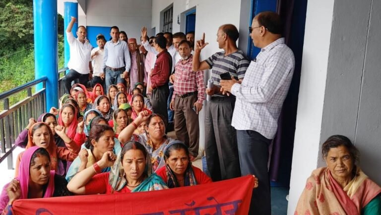 शिक्षकों की मांग को लेकर बंड क्षेत्र की जनता ने सीईओ कार्यालय पर दिया धरना