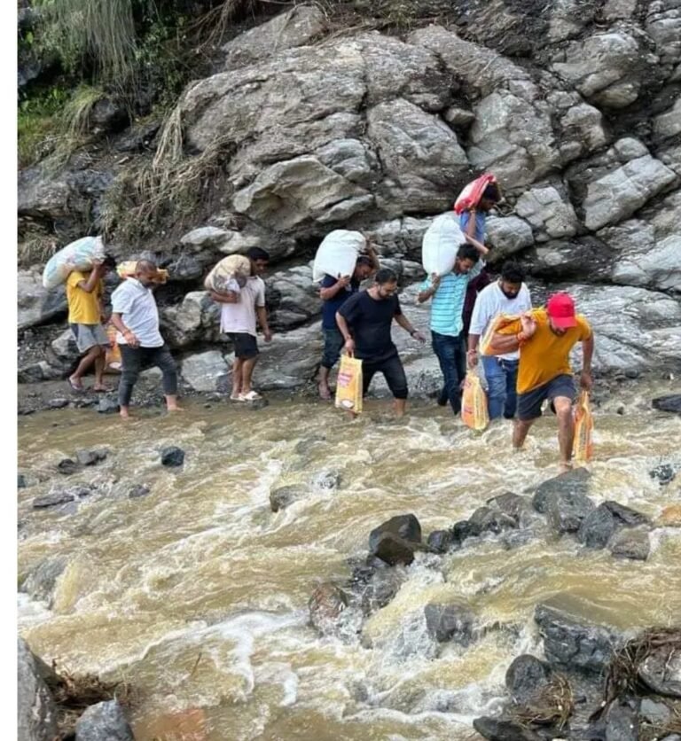 तीन किमी पैदल चलकर एलडीआरफ ने पहुंचाया आपदा प्रभावित गांव में राशन कीट