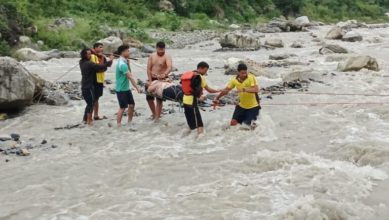 सहस्रधारा में बही युवती, SDRF ने रेस्क्यू कर पहुँचाया अस्पताल