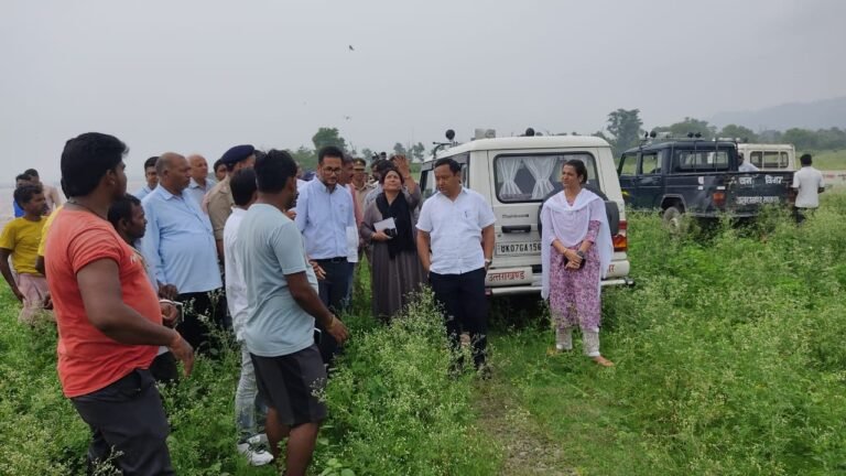 जिलाधिकारी ने लिया श्यामपुर कांगड़ी गांव के पास तटबन्ध में हो रहे कटाव का जायजा