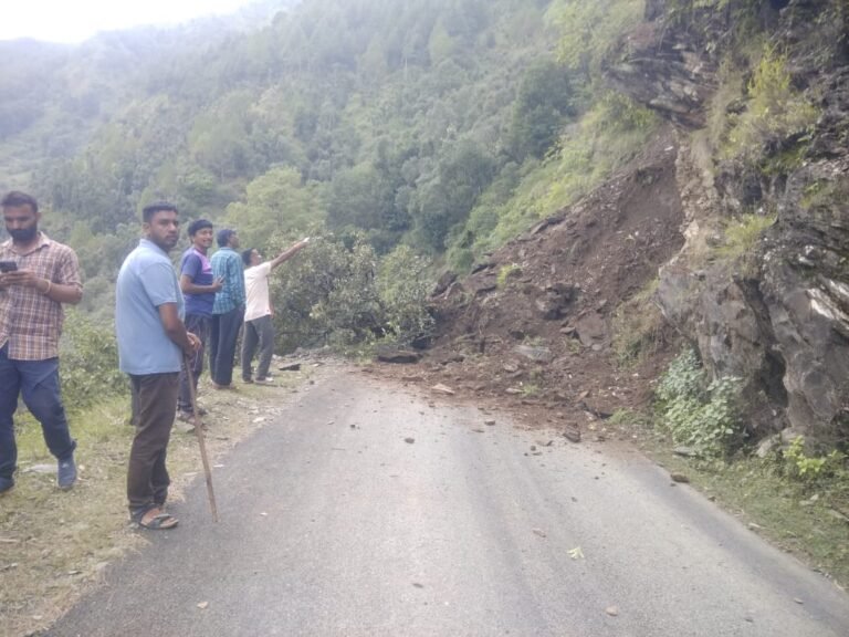 पोखरी-हापला मोटर मार्ग भिकोनाधार के पास पहाड़ी से आये मलवे से हुआ अवरूद्ध