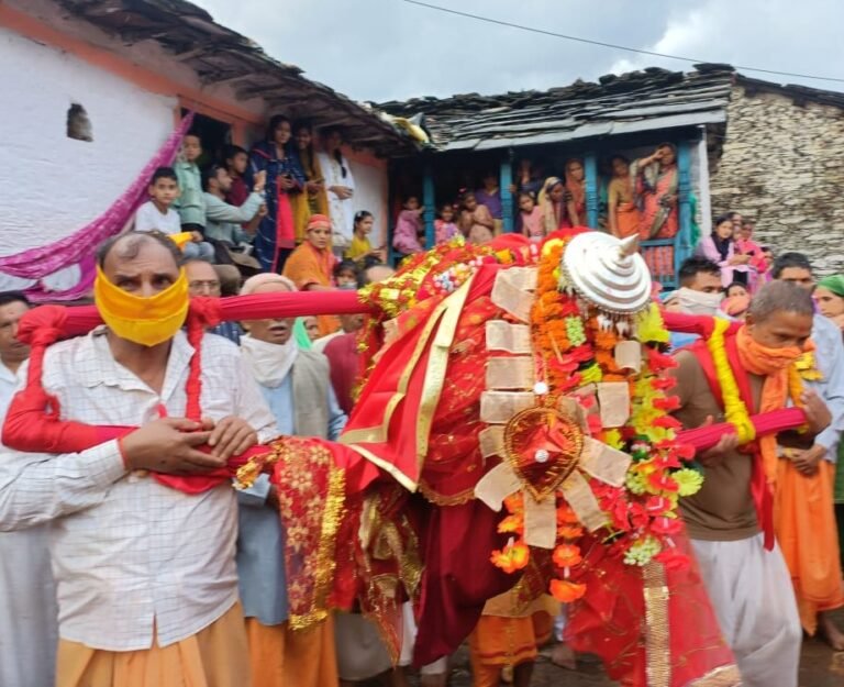 18 वर्षों बाद बद्रीनाथ यात्रा के लिए गर्भगृह से बाहर निकली कुमेड़ा की मां राजराजेश्वरी की डोली