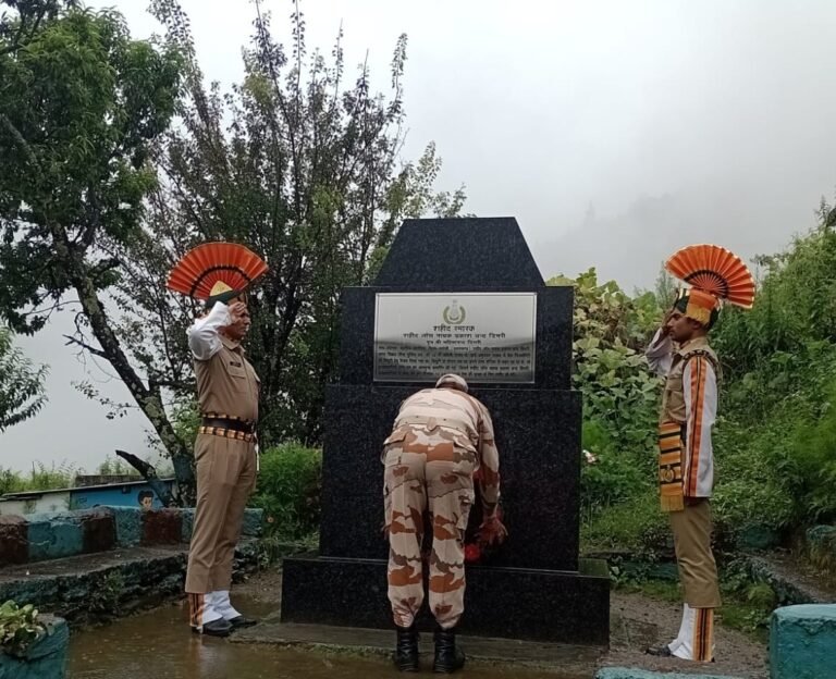 शहीद प्रकाश चन्द्र डिमरी के स्मारक पर पुष्प चक्र अर्पित कर दी  श्रद्धांजलि