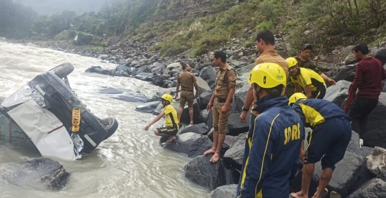 गंगोत्री हाईवे पर वाहन दुर्घटनाग्रस्त  चार लोगों की दर्दनाक मौत  दो घायल