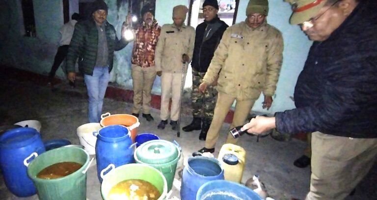 पुलिस व आबकारी विभाग ने की संयुक्त  छापेमारी, भारी  मात्रा में कच्ची शराब बरामद