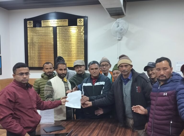 एक तरफ चल रही विकसित भारत संकल्प यात्रा, दूसरी तरफ ग्रामीण कर रहे सड़क की मांग
