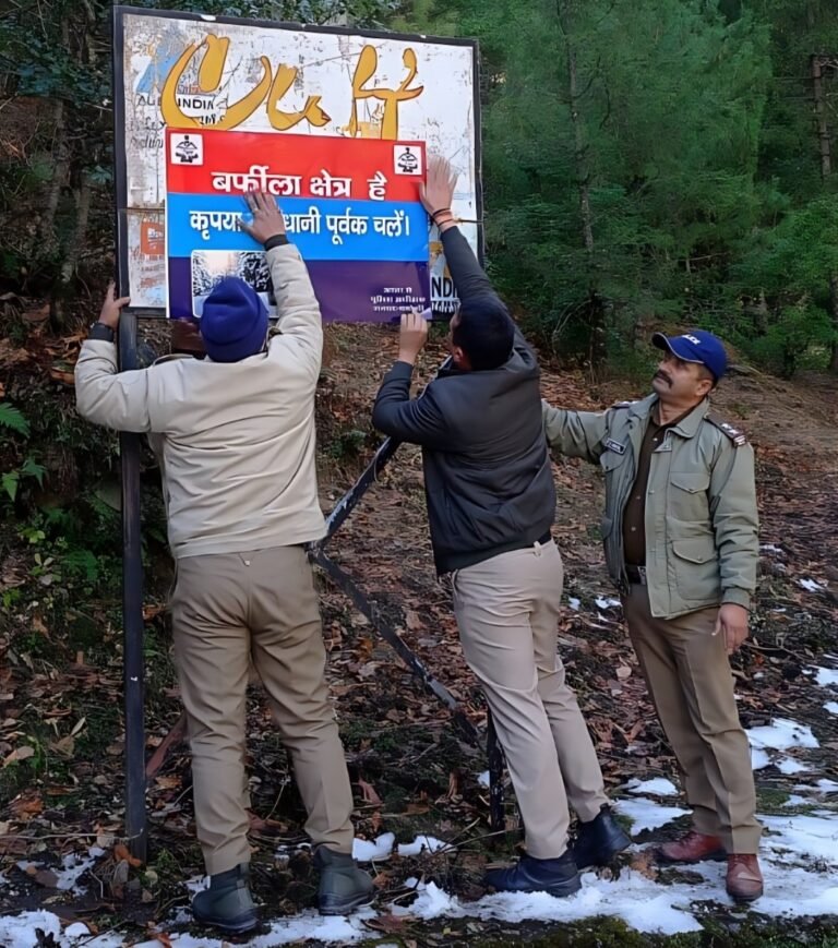 औली-जोशीमठ सड़क मार्ग पर चमोली पुलिस ने  सुरक्षा को लेकर लगाये रिफ्लेक्टर टेप, साइन बोर्ड 