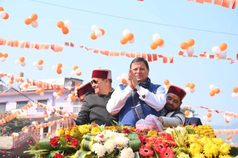 मुख्यमंत्री पुष्कर सिंह धामी पहुंचे उत्तरकाशी, रोड शो में उमड़ा भारी जनसमूह