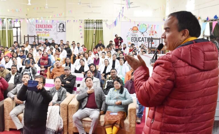 चमोली में 128 नवनियुक्त नर्सिंग अधिकारियों को स्वास्थ्य मंत्री ने सौंपे नियुक्ति पत्र