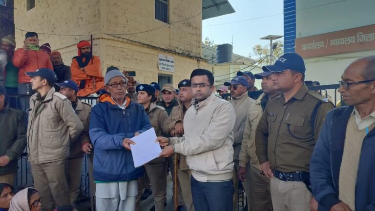 सड़क की मांग को लेकर डुमक सहित दो दर्जन से अधिक गांवों के ग्रामीणों ने जिला मुख्यालय गोपेश्वर की सड़कों पर उतरा जन सैलाब