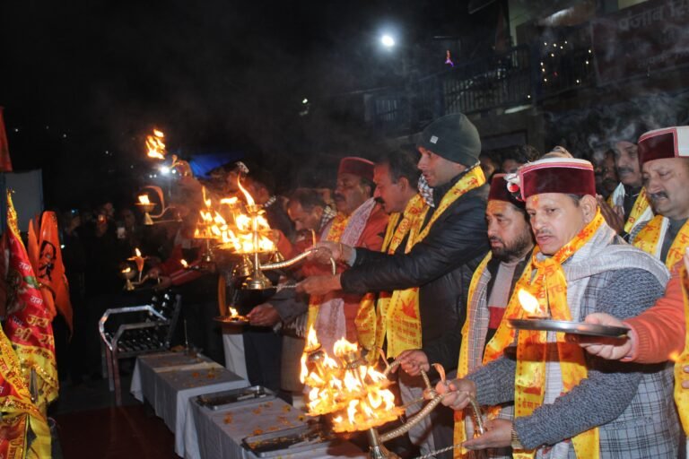 उत्तरकाशी में भजन-कीर्तन और गंगा आरती का भव्य आयोजन