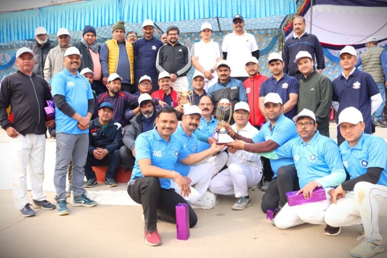 पत्रकार  इलेवन और  पुलिस प्रशासन के बीच खेला गया मैत्रीपूर्ण क्रिकेट मैच