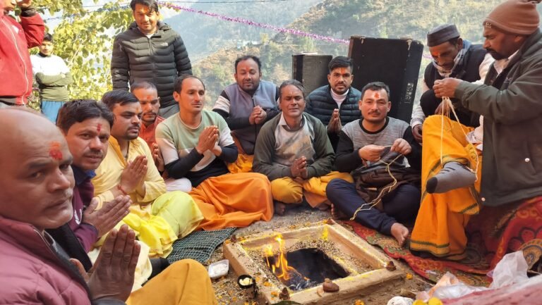 निजमुला घाटी के ग्राम ब्यारा के शिव मंदिर में रामलला की प्राण प्रतिष्ठा को लेकर अखंड रामायण का आयोजन
