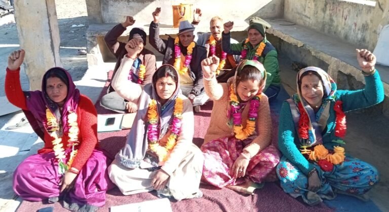 सड़क सुधारीकरण की मांग को लेकर फिर ग्रामीणों ने  किया  धरना शुरू