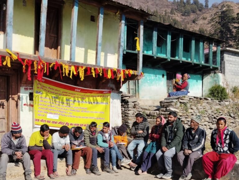 डुमक के ग्रामीणों का सड़क निर्माण की मांग को लेकर धरना 11वें दिन भी जारी