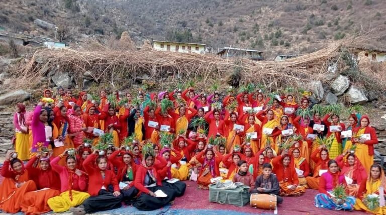 निजमुला घाटी के पाणा ईरानी गांव की महिलाओं ने निकाली दिव्य कलश यात्रा