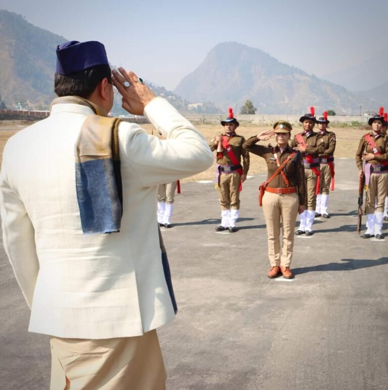 गौचर हैली पैड में पुलिस महिला जवानों ने पहली बार मुख्यमंत्री को  दी गार्ड ऑफ ऑनर से सलामी