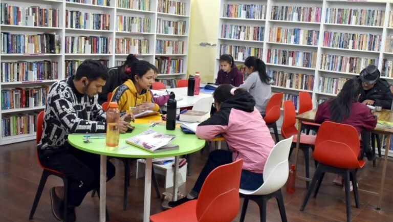 डीएम चमोली ने गोपेश्वर की ई-लाइब्रेरी को दिया नया स्वरूप, दूरस्थ क्षेत्रों में भी ई-लाइब्रेरी खोलने का उठाया बीडा