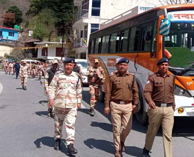 चमोली पुलिस,आईटीबीपी जवानों ने पीपलकोटी मायापुर में फ्लैग मार्च निकालकर आमजन को दिया सकारात्मक संदेश