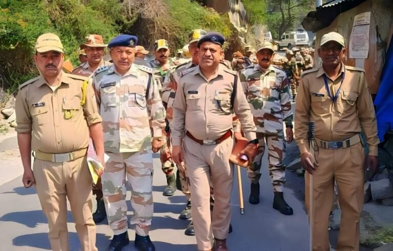 चमोली पुलिस ने अर्धसैनिक बलों के साथ निकाला फ्लैग मार्च