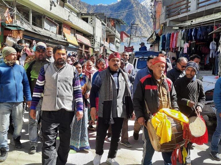 आपदा प्रभावितों में आक्रोश, जोशीमठ शहर में निकाला जलूस