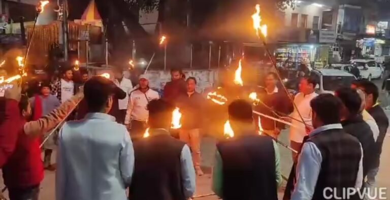 काग्रेशियों ने भाजपा के खिलाफ मशाल जुलूस निकल कर किया प्रदर्शन