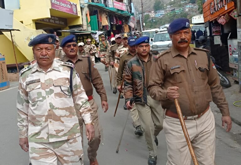 फ्लैग मार्च निकालकर  पुलिस ने भय मुक्त मतदान करने का दिया सकारात्मक संदेश