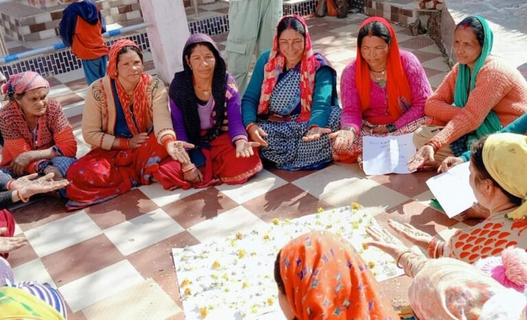 महिला चौपाल आयोजित कर मतदाताओं को किया जा रहा जागरूक