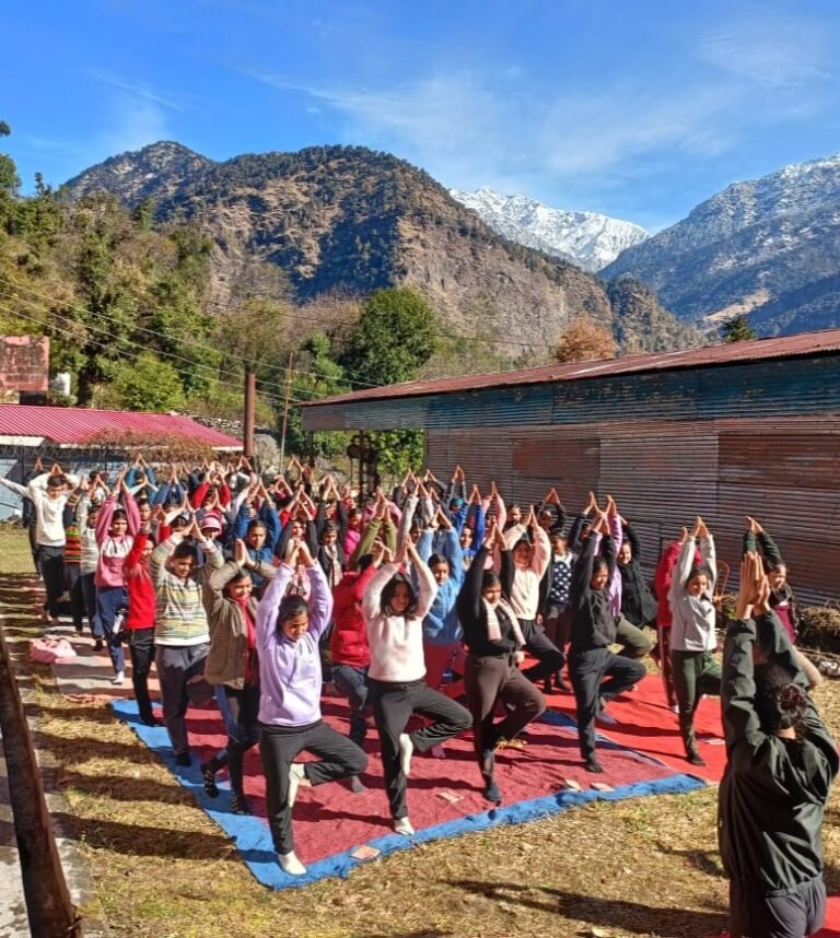 गोपेश्वर महाविद्यालय के छात्र छात्राओं ने शिविर में सीखे योग के गुर