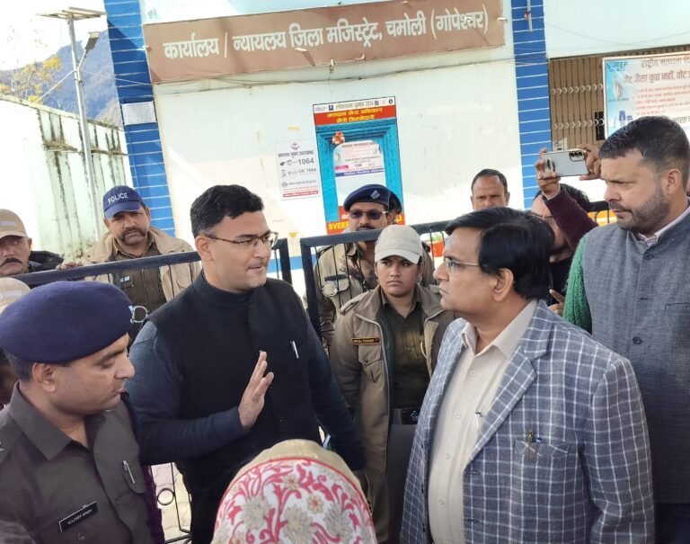 मासौं-कफलखेल-दादड-देवखाल मोटर मार्ग  की मांग को लेकर  ग्रामीणों ने  जिलाधिकारी कार्यालय में प्रदर्शन कर  दिया धरना 