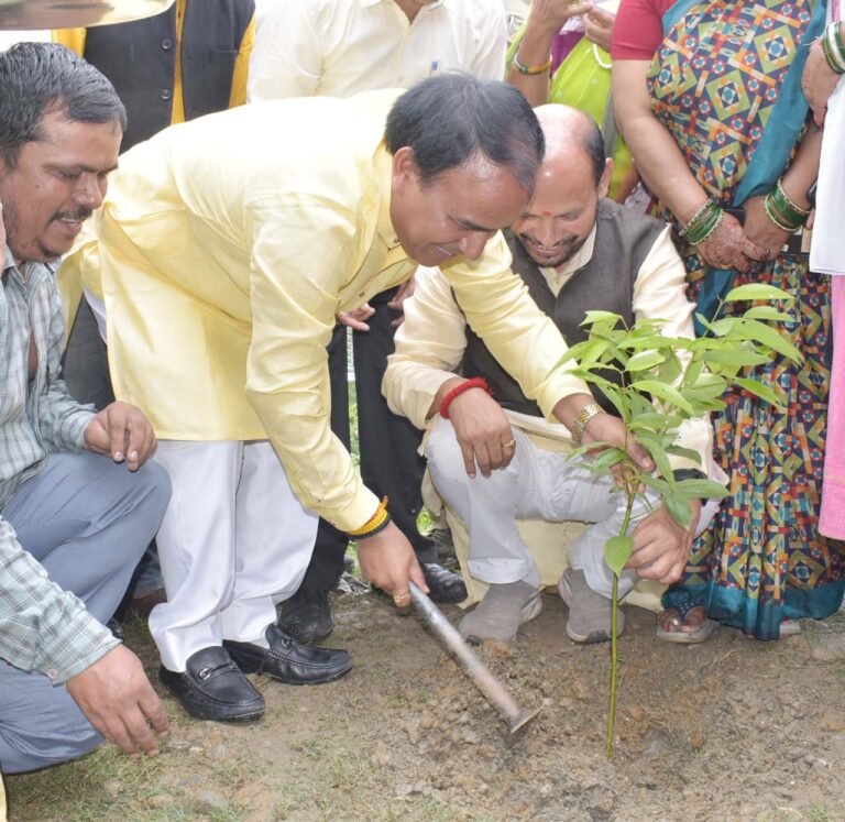 स्वास्थ्य मंत्री ने जिला चिकित्सालय गोपेश्वर में क्रिटिकल केयर ब्लाक का किया शिलान्यास