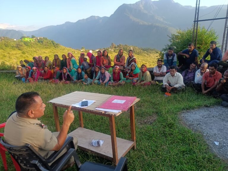 कोतवाली चमोली द्वारा सुदूरवर्ती ग्राम कुंजो मैकोट में चौपाल का किया आयोजन