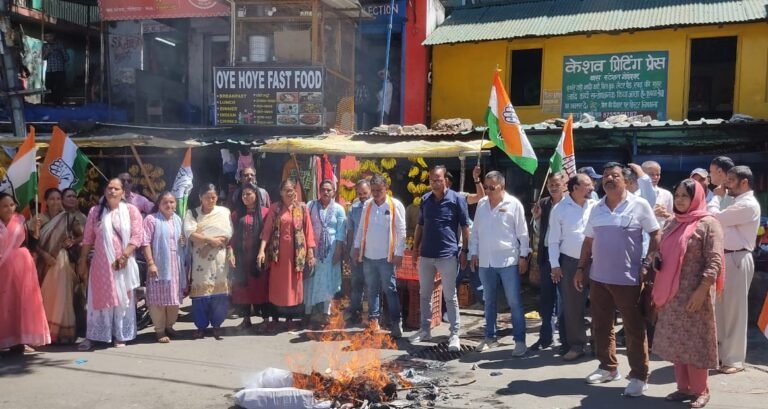 महिलाओं पर जुल्म के विरुद्ध में कांग्रेस ने भाजपा सरकार का पुतला फूंका