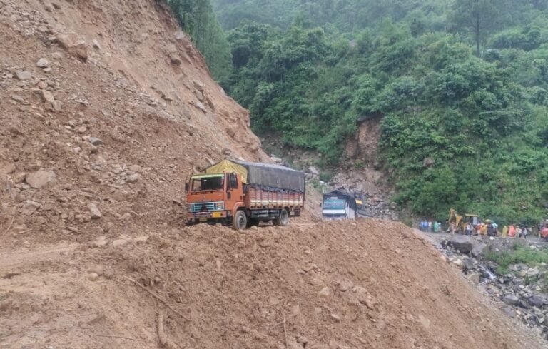 बद्रीनाथ राष्ट्रीय राजमार्ग कमेडा में यातायात के लिए हुआ सुचारू