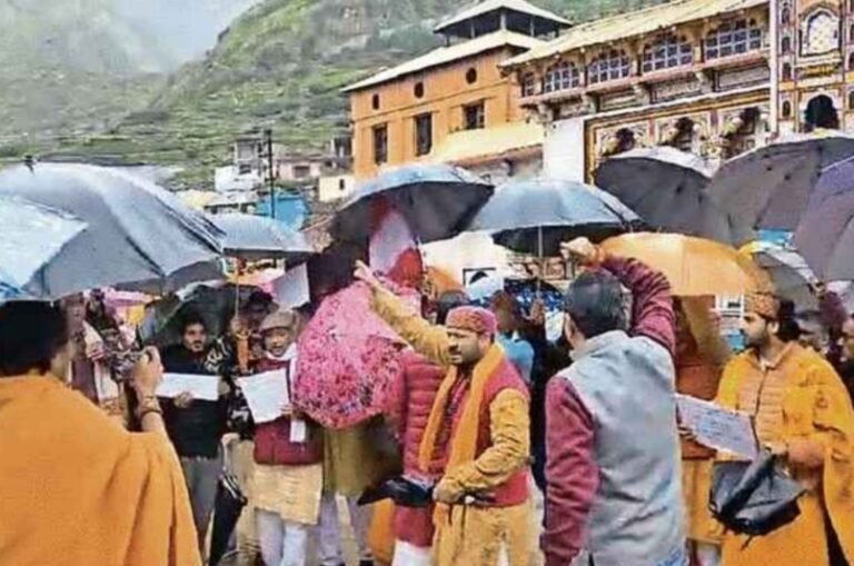 पुजारियों ने बदरीनाथ धाम में विरोध प्रदर्शन कर की नारेबाजी, कर्मचारी नियमावली का किया विरोध