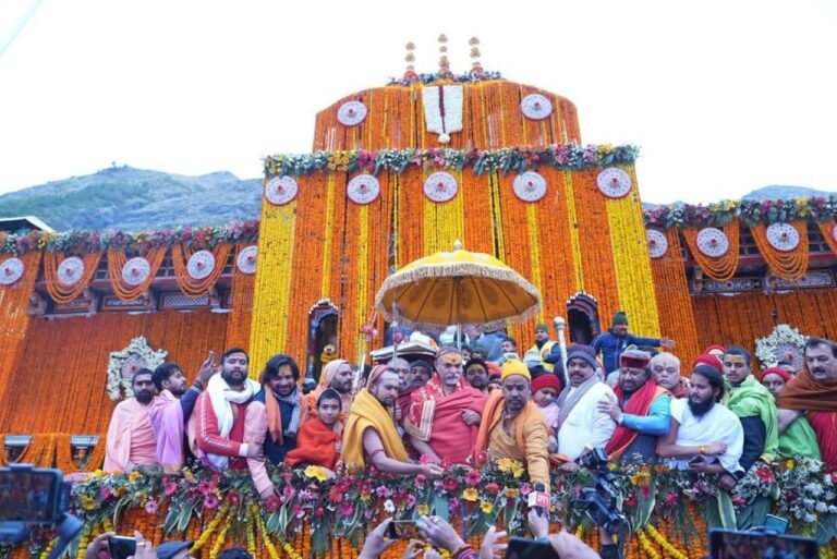 भू-बैकुंठ बद्रीनाथ धाम के कपाट श्रद्धालुओं के लिए खुले, सीएम धामी ने भी किए नारायण के दर्शन