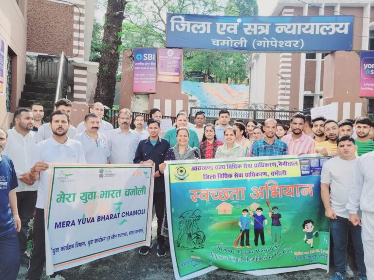 न्यायालय परिसर से नगर क्षेत्र तक निकली स्वच्छता जागरूकता रैली