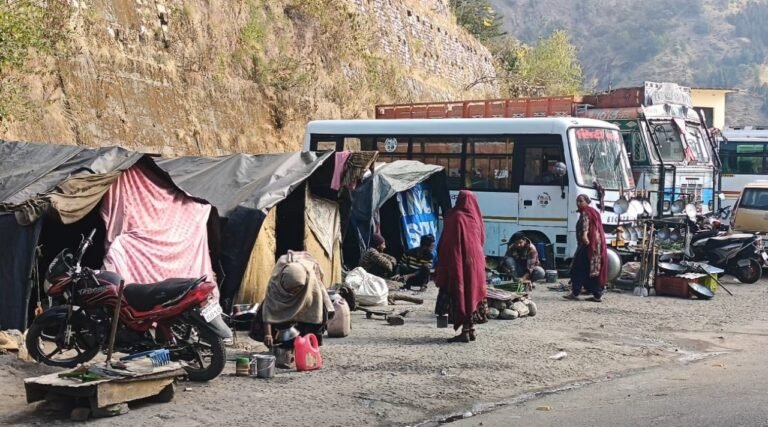 नये बस अड्डे पर सालों से लगे अवैध टेंट, पालिका प्रशासन आंखें मूंदे बैठा पड़ा, लग रहा जाम