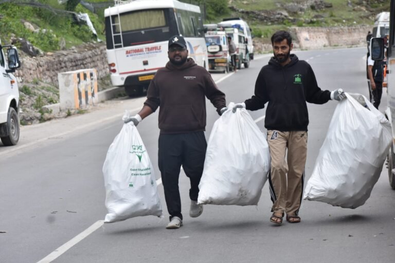 नेचरज़ बडी संस्था ने बद्रीनाथ और माणा में चलाया स्वच्छता अभियान