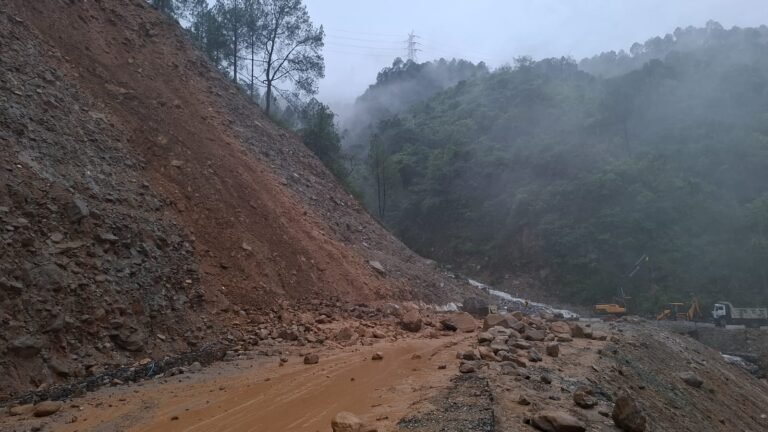 बारिश ने रोकी यात्रा की राह सुरक्षित स्थानों पर ठहरे यात्री