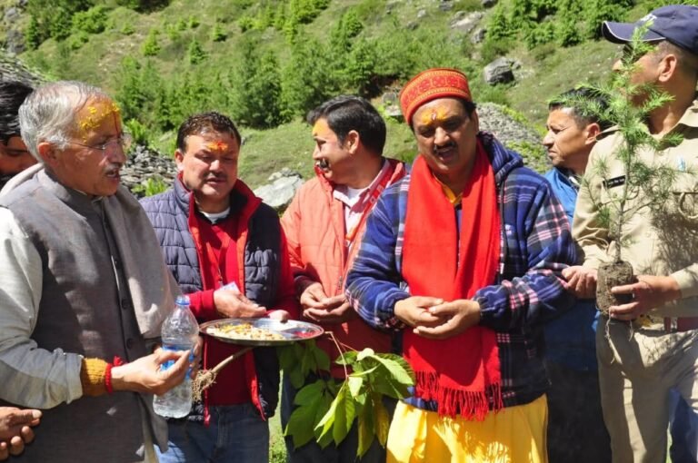 एक पेड़ मां के नाम,बीकेटीसी उपाध्यक्ष ऋषि प्रसाद सती के नेतृत्व में बदरीनाथ धाम में हुआ वृक्षारोपण।