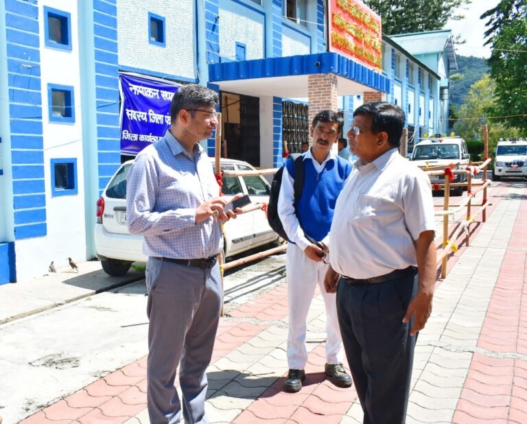 जिला निर्वाचन अधिकारी ने किया नामांकन प्रक्रिया का निरीक्षण