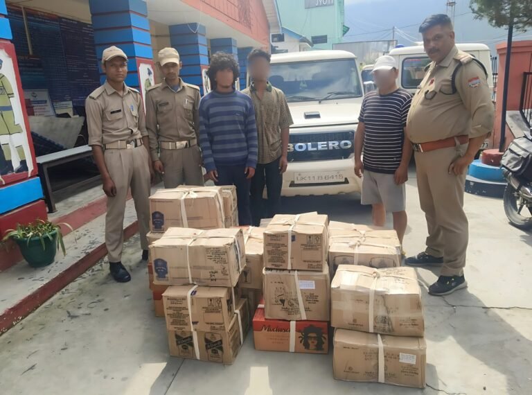 31 पेटी अवैध शराब बरामद, तीन  लोग गिरफ्तार,बोलेरो गाड़ी सीज