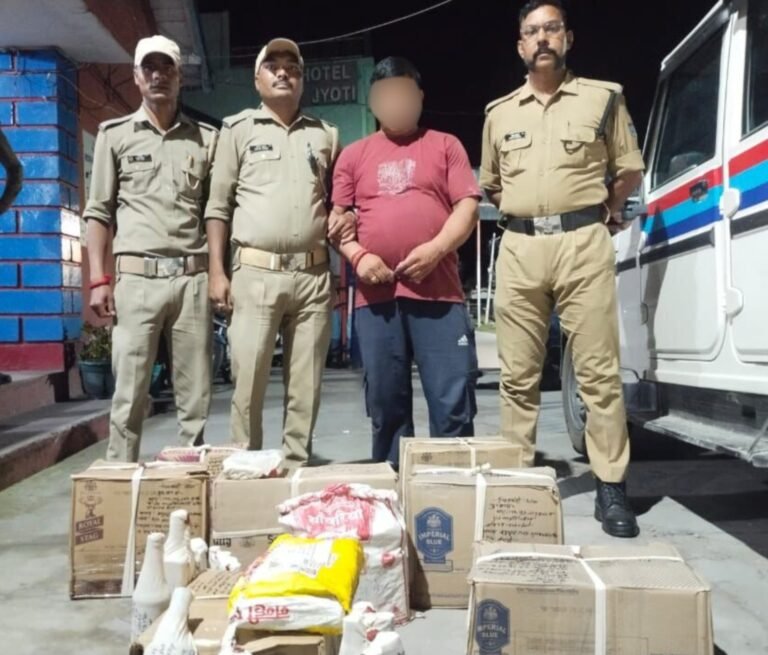 06 पेटी अंग्रेजी शराब व 02 पेटी बीयर के साथ एक व्यक्ति    गिरफ्तार