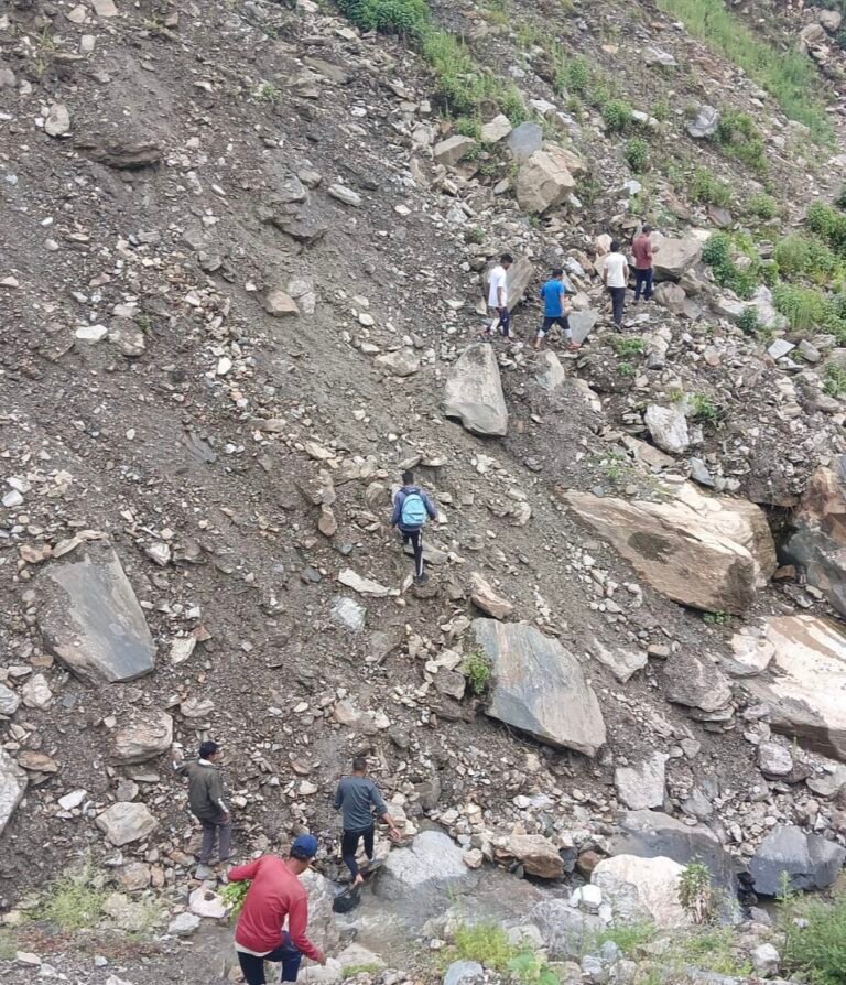 जोखिम भरे मार्ग से कैसे जाएं वोट देने:जनता की खबर