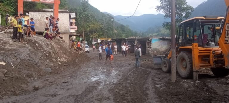 थराली क्षेत्र में आई आपदा से प्रभावित आवासीय भवनों और दुकानों में आये मलबे को हटाने का कार्य शुरू