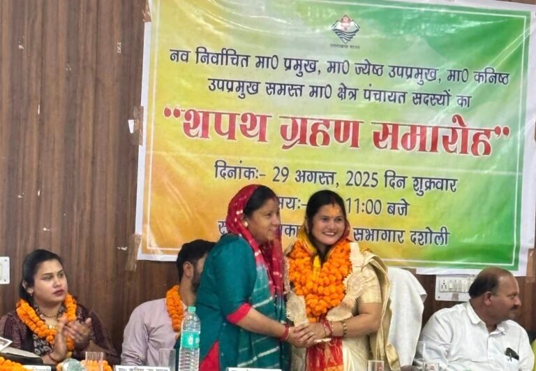 दशोली ब्लॉक के चमोली में नव नियुक्त प्रमुख,सदस्यों ओर प्रधानों को उपजिलाधिकारी ने दिलाई गोपनीयता की शपथ।