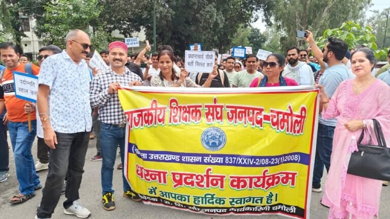 देहरादून मे शिक्षकों ने किया मुख्यमंत्री आवास का  घेराव 